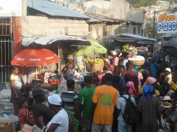 Nossas primeiras imagens de Port-au_Prince, atravessando um dos muitos mercados de rua da capital